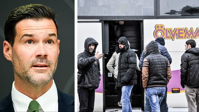 Migrationsminister Johan Forsell (M). Till höger en bild från den klassiska bussockupationen i Grytan, Brunflo 2015. Då ockuperade missnöjda syriska migranter en buss efter att de upptäckt att de körts till Norrlands inland. Foto: Fredrik Sandberg/Tommy Andersson/TT