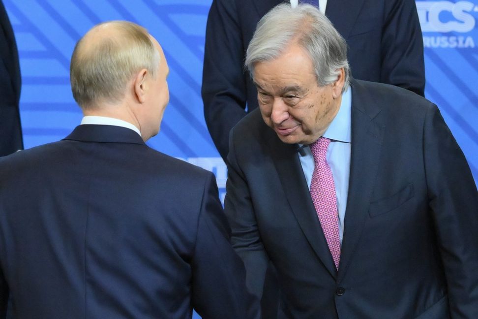 FN:s generalsekreterare António Guterres hälsar på Rysslands president Vladimir Putin i Kazan på torsdagen. Grigorij Sysojev/AP/TT