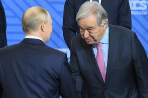 FN:s generalsekreterare António Guterres hälsar på Rysslands president Vladimir Putin i Kazan på torsdagen. Grigorij Sysojev/AP/TT
