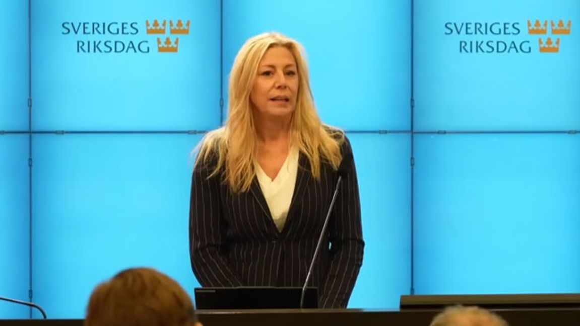 Linda Lindberg (SD) på en pressträff. Foto: Faksimil/Youtube.