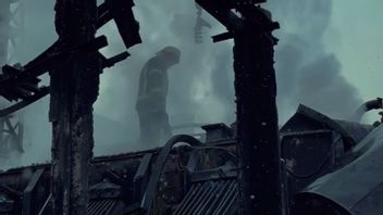 En brandman står bland resterna av den totalförstörda transformatorstationen i Artsyz i Odessaregionen. Foto: Telegram