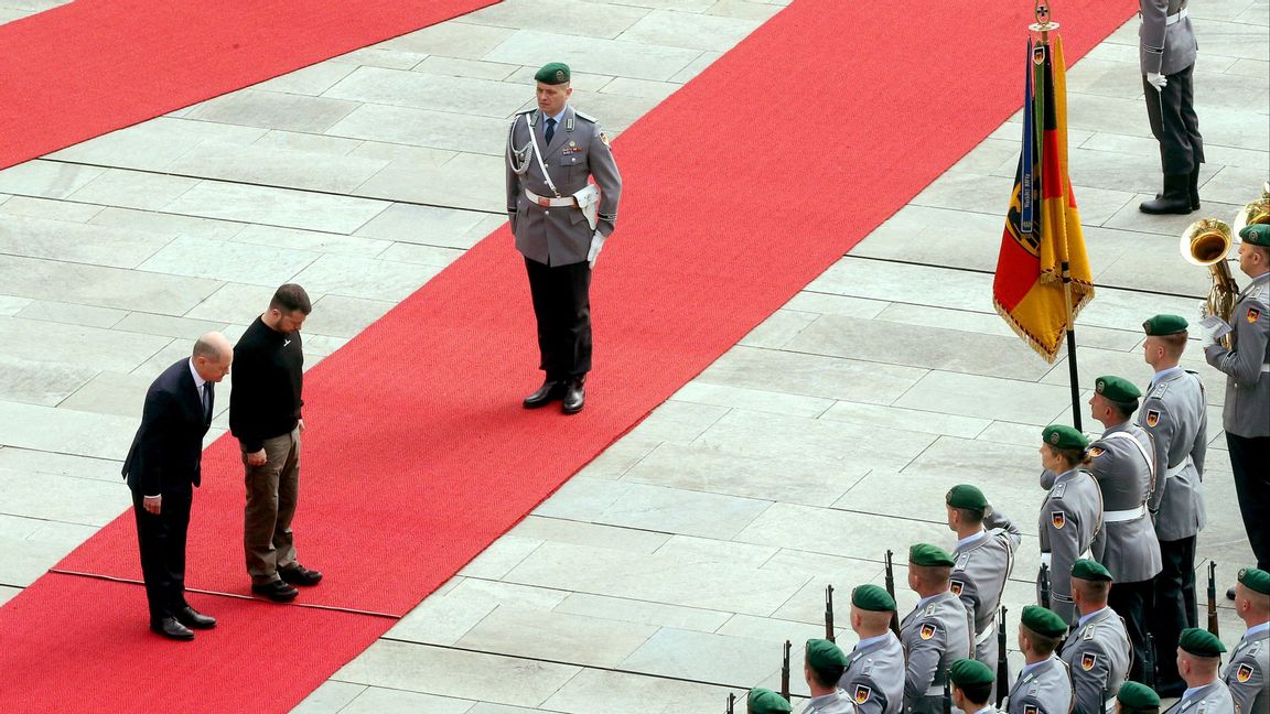 Volodymyr Zelenskyj och Olaf Scholz i Berlin. Foto: Wolfgang Kumm/AP/TT