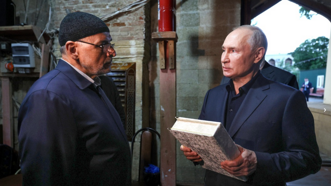 Rysslands president Vladimir Putin under ett besök i en moské i den ryska delrepubliken Dagestan i slutet av juni. Foto: Gavriil Grigorov/Sputnik/Kreml/AP/TT