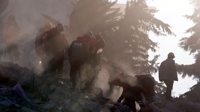 Pågående räddningsarbete i Gaziantep i Turkiet. Foto: Kamran Jebreili/AP/TT 