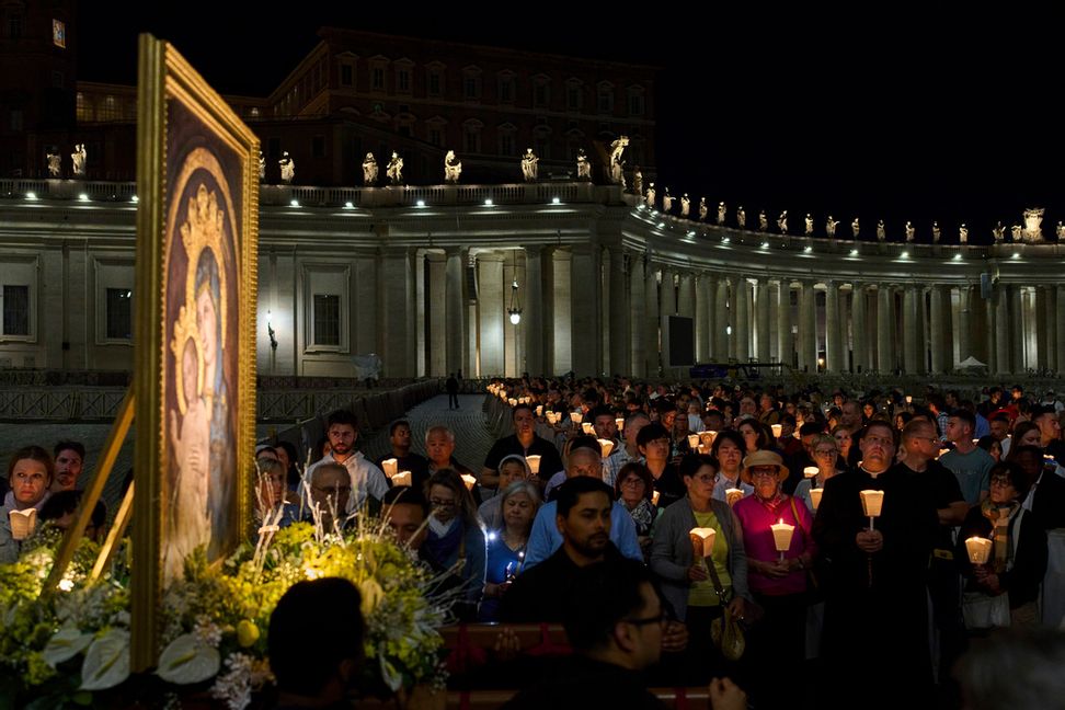 Vem ska leda världens omkring 1,4 miljarder katoliker? Bilden togs på Petersplatsen i Vatikanen i söndags. Foto: Bernat Armangue/AP/TT