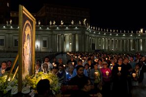 Vem ska leda världens omkring 1,4 miljarder katoliker? Bilden togs på Petersplatsen i Vatikanen i söndags. Foto: Bernat Armangue/AP/TT