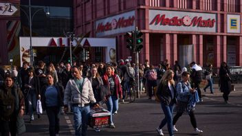 Människor vid Alexanderplatz i Berlin. Nästan hälften av tyskarna upplever otrygghet i det offentliga rummet, enligt statistik. Foto: Markus Schreiber/AP/TT 