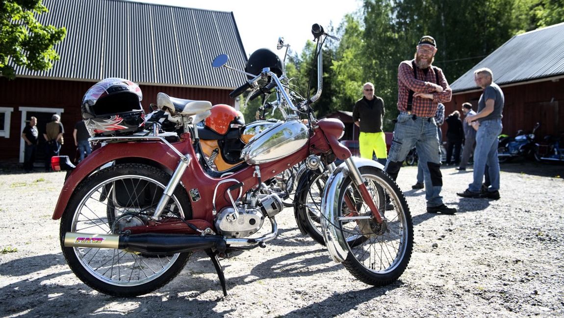 En tur på en trimmad moped stoppade medborgarskap. I det andra fallet fick mördaren medborgarskap. Foto: Jessica Gow/TT