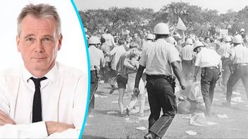 Att slåss med polisen var roligt, men i slutändan var det mer effektivt att klaga och tjata. FOTO: AP / TT