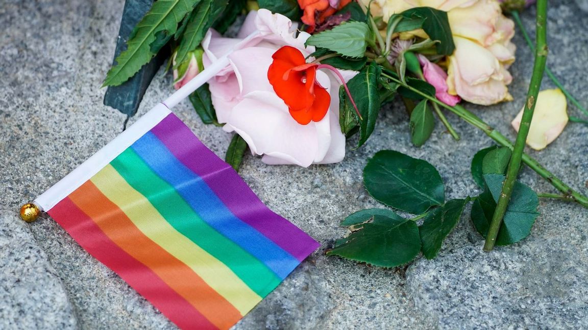 Blommor och prideflaggan utanför baren i Oslo. Foto: Terje Pedersen/TT