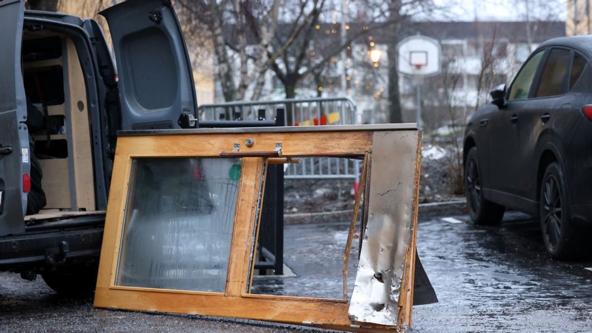 Sprängning i trapphus i Farsta. Polisen på plats med flera resurser. Foto: Ali Lorestani/TT