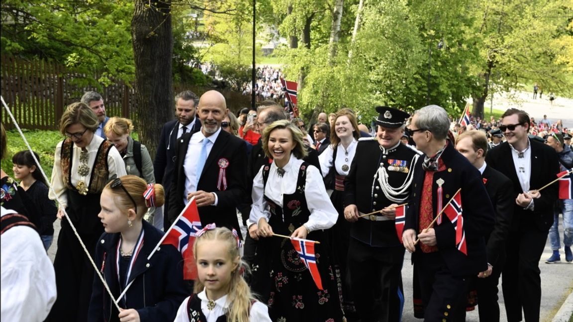 Norskt nationaldagsfirande i Stockholm 2019 med Ebba Busch i mitten. Foto: Naina Helén Jåma/TT