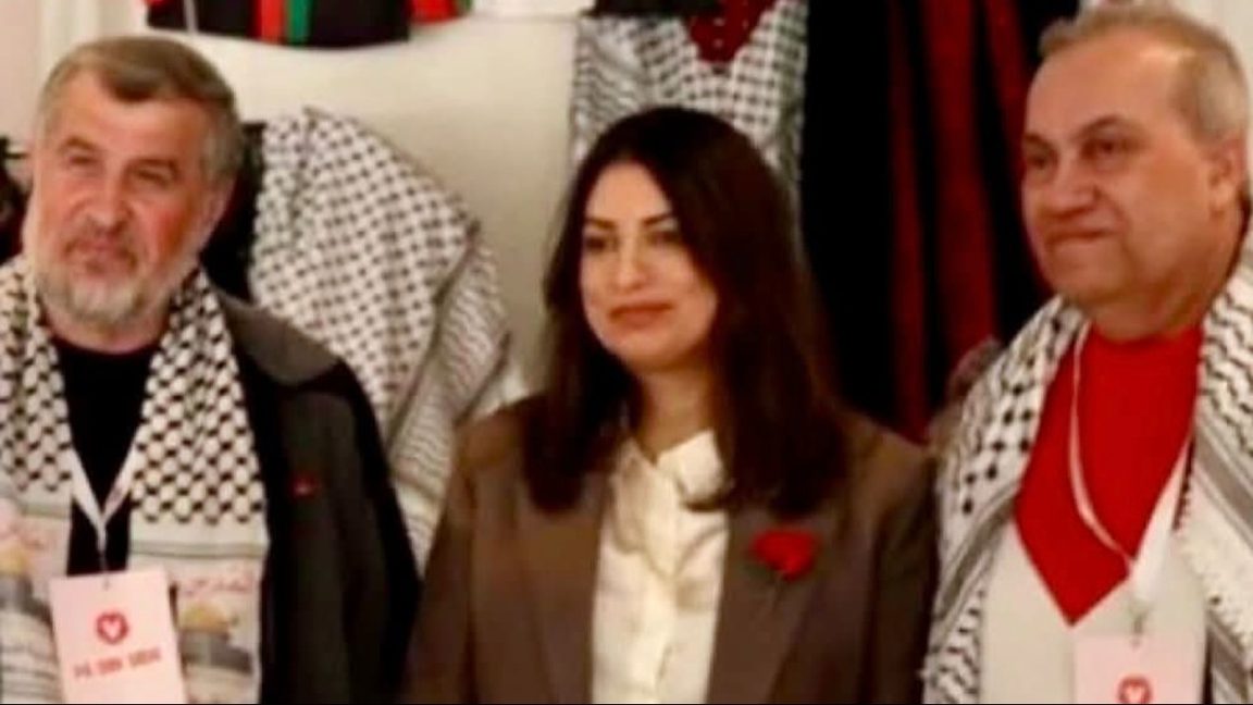 Vänsterpartiets ledare Nooshi Dadgostar tillsammans med ledare för palestinska riksförbundet under partiets kongress i våras. Skärmdump från X