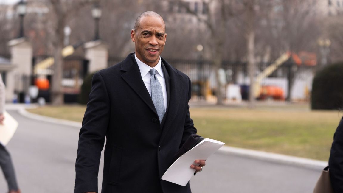 USA:s bostads- och stadsutvecklingsminister Scott Turner säger att det skett ett massivt missbruk av skattepengar under Bidenadministrationen. Foto: Manuel Balce Ceneta/AP/TT