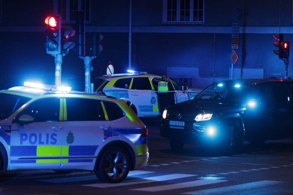 Polis på plats i stadsdelen Berget i Norrköping där ett misstänkt mord skett på måndagskvällen. Magnus Andersson/TT