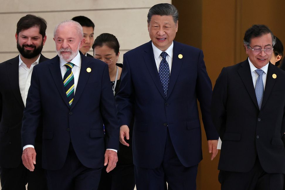Xi Jinping är värd på toppmötet med Latinamerika. Här ses han mellan bland andra Lula da Silva (Brasilien), till vänster, och Gustavo Petro (Colombia), till höger. Foto: Florence Lo, pool via AP/TT