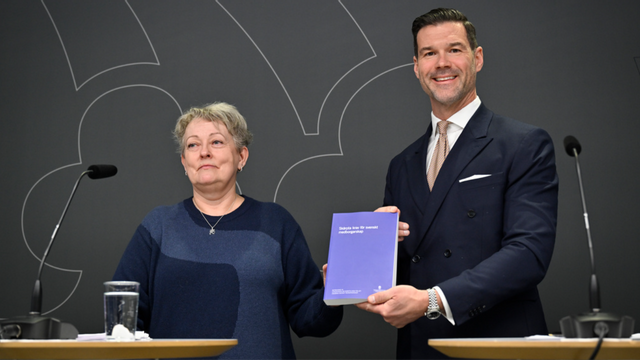 Migrationsminister Johan Forssell verkar nöjd med Kirsi Laakso Utviks utredning ”Skärpta krav för svenskt medborgarskap”. Foto: Henrik Montgomery/TT