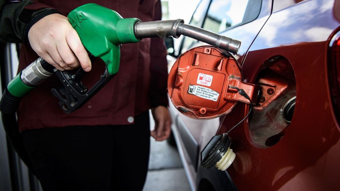 Både bensin- och dieselpriset fortsätter ned. Foto: Erik Simiander