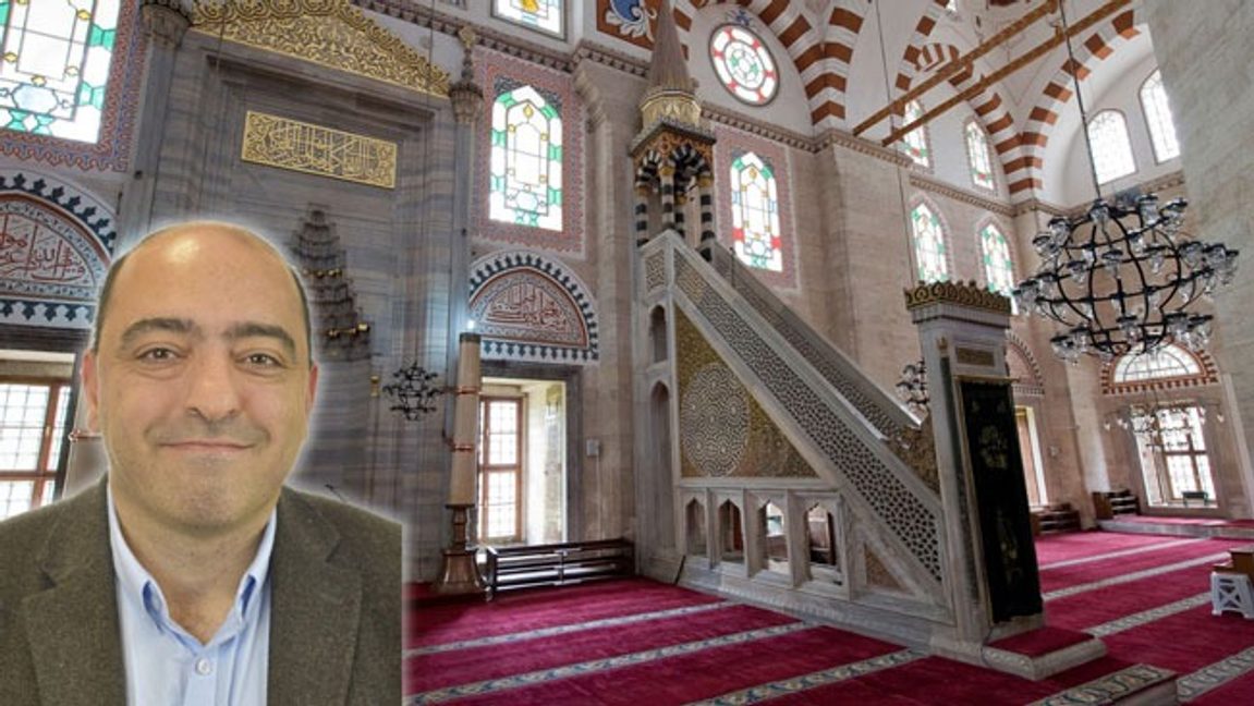 Nima Gholam Ali Pour. I bakgrunden syns predikstolen i Şehzademoskén i Istanbul. Foto: Dosseman, CC BY-SA 4.0.Foto: Dosseman, CC BY-SA 4.0.