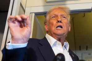 President Donald Trump pratar med journalister på väg från Malaysia till Japan på måndagen. Foto: Mark Schiefelbein/AP/TT