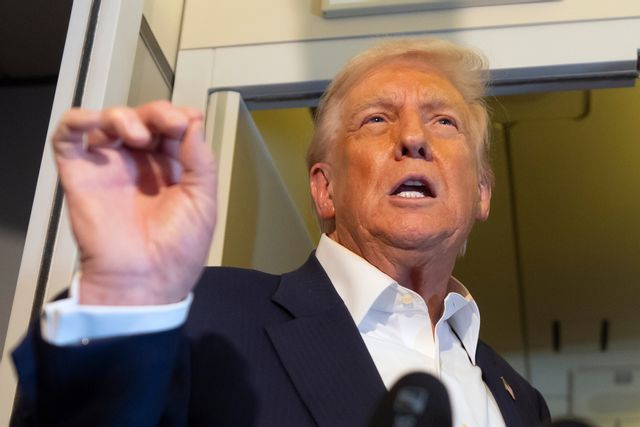 President Donald Trump pratar med journalister på väg från Malaysia till Japan på måndagen. Foto: Mark Schiefelbein/AP/TT