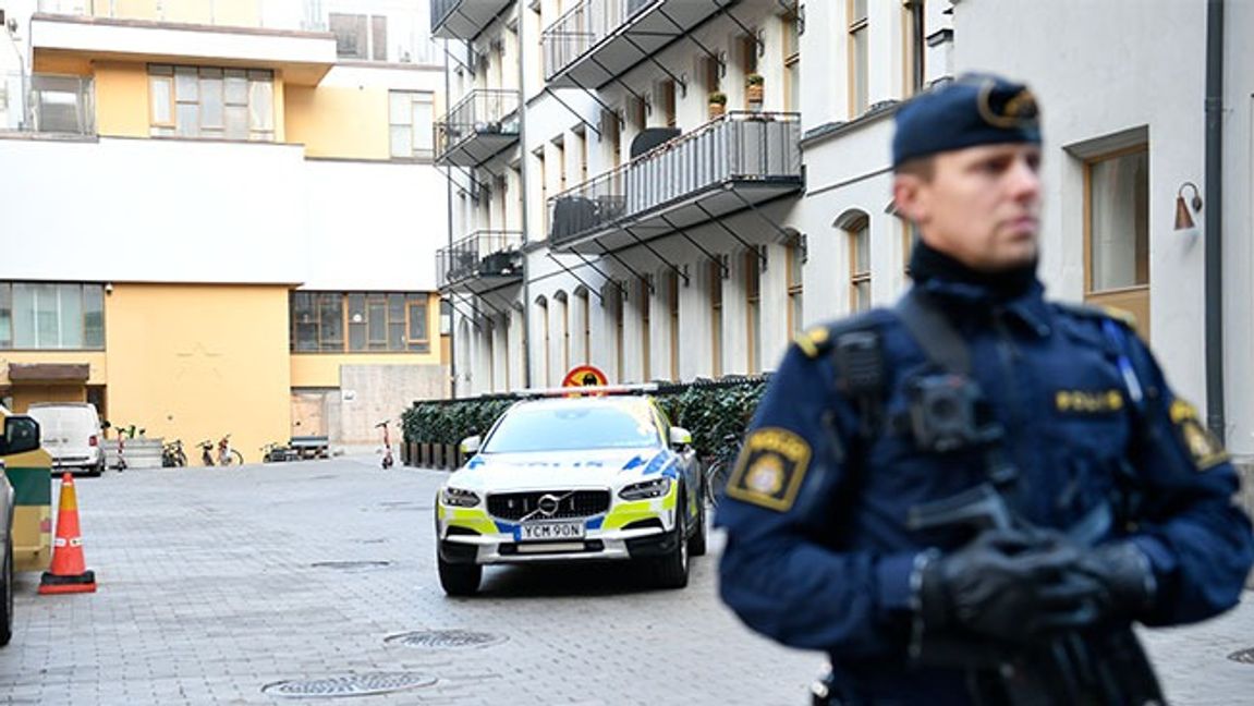 En beväpnad polis utanför Hillelskolan i Stockholm, dagen efter ett terrorattentat i Wien. Bild: Henrik Montgomery / TT