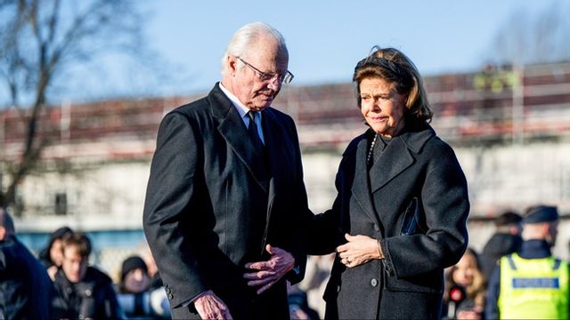Kung Carl XVI Gustaf och drottning Silvia besöker minnesplatsen där sörjande placerat ljus och blommor utanför Risbergska skolan dagen efter skolskjutningen där minst 11 personer miste sina liv. Foto: Christine Olsson / TT