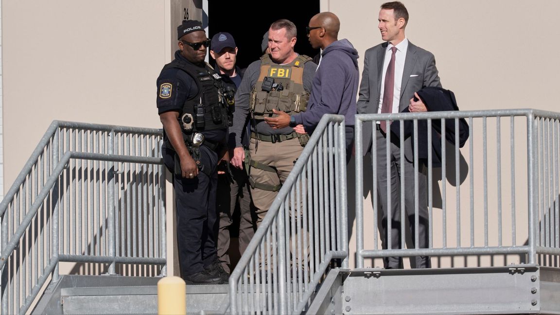 FBI-agenter undersökte valkontoret i Fulton County. Foto: Mike Stewart/AP/TT