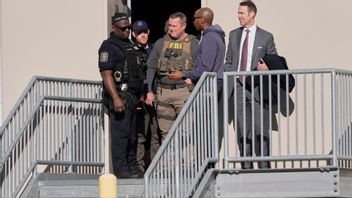 FBI-agenter undersökte valkontoret i Fulton County. Foto: Mike Stewart/AP/TT