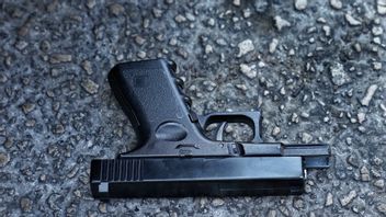 Mannen poserade med ett vapenliknande föremål i sociala medier. Föremålet visade sig vara en replika. Foto: Hussein Malla