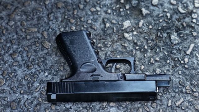 Mannen poserade med ett vapenliknande föremål i sociala medier. Föremålet visade sig vara en replika. Foto: Hussein Malla