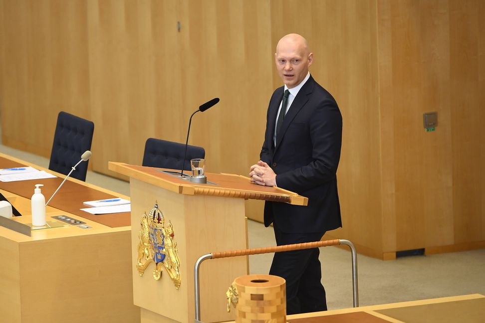 Moderaterna har begärt en särskild riksdagsdebatt om förtroendeskadlig partifinansiering. Finansmarknadsminister Niklas Wykman (M) i talarstolen. Foto: Jakob Åkersten Brodén/TT