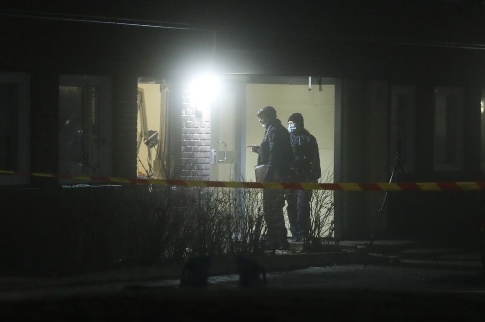 Poliser på plats efter sprängdådet mot en lägenhet i Bro nordväst om Stockholm. Foto: Caisa Rasmussen/TT