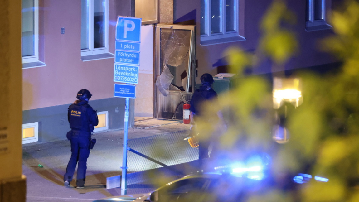 Polisens bombtekniker har arbetat på platsen under natten. Foto: Blåljusbilder/TT