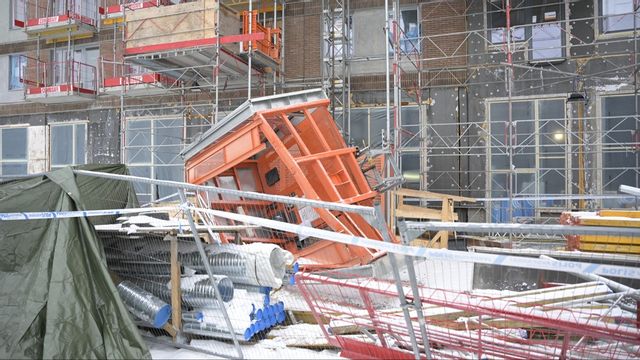 Fem personer dog när en bygghiss rasade flera meter i Sundbyberg i december förra året. Foto: Fredrik Sandberg/TT.