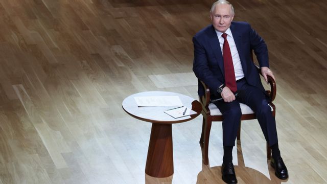 Rysslands president Vladimir Putin besöker en musikskola utanför Sotji måndagen den 19 maj. Foto: Alexander Kazakov, Sputnik, Kremlin Pool Photo via AP