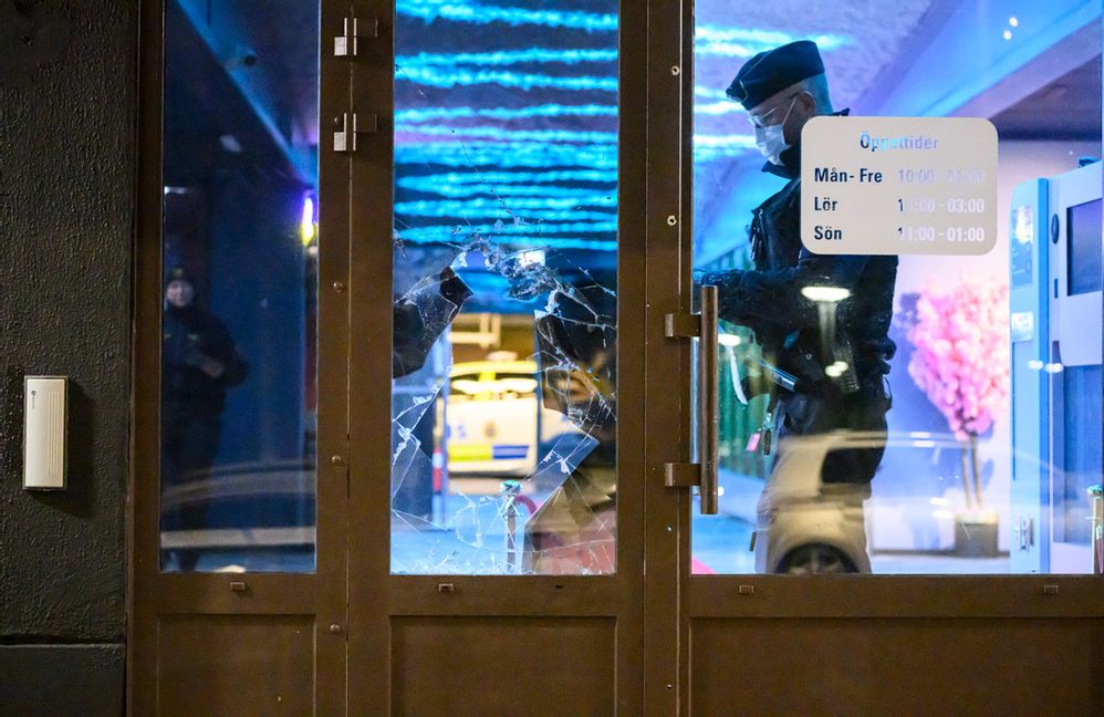 Ett misstänkt farligt föremål kastades in i en lokal i Malmö under natten till söndag. Foto: Johan Nilsson/TT