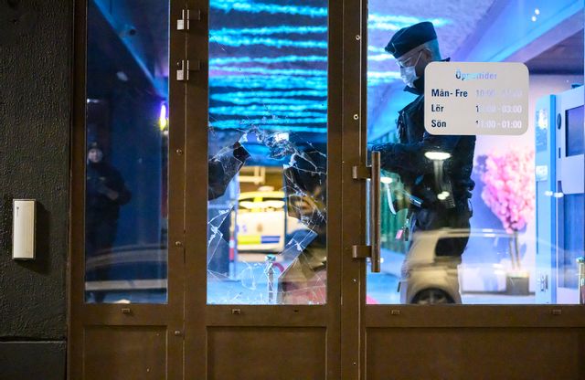 Ett misstänkt farligt föremål kastades in i en lokal i Malmö under natten till söndag. Foto: Johan Nilsson/TT