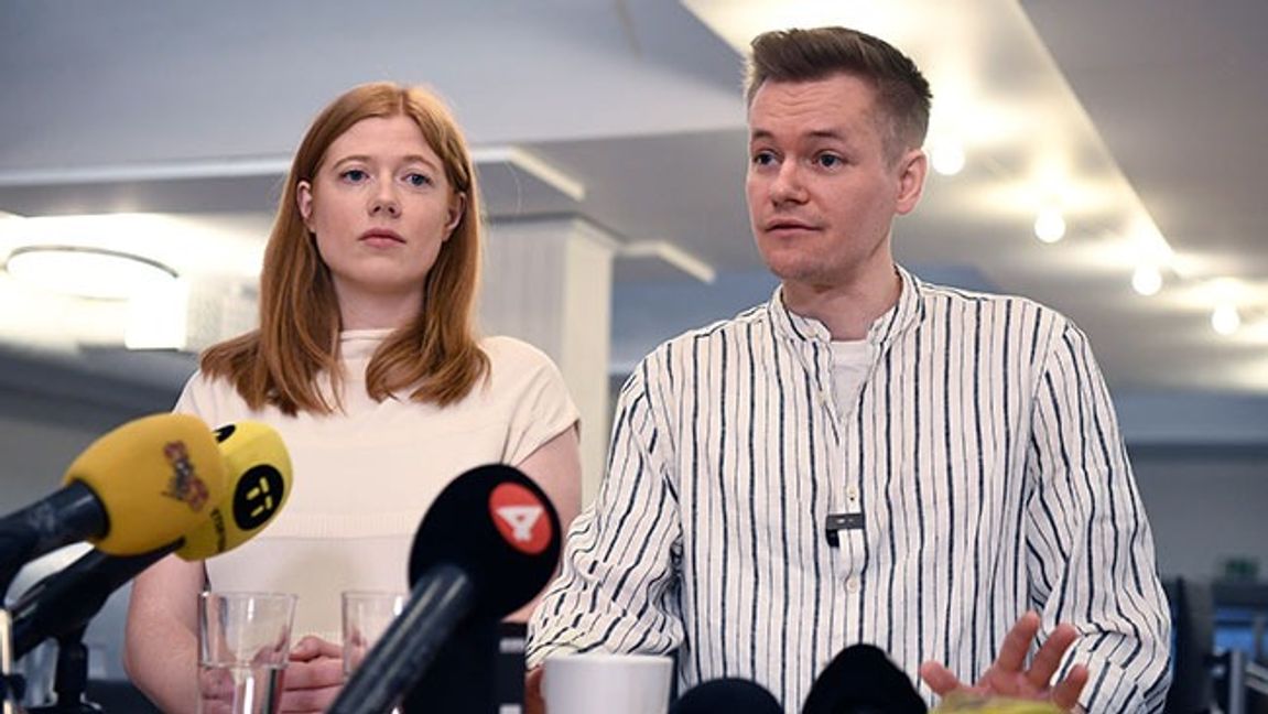 Joakim Medin med hustrun Sofie Axelsson efter frisläppandet. Foto: Oscar Olsson / TT