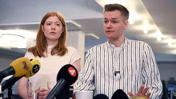 Joakim Medin med hustrun Sofie Axelsson efter frisläppandet. Foto: Oscar Olsson / TT