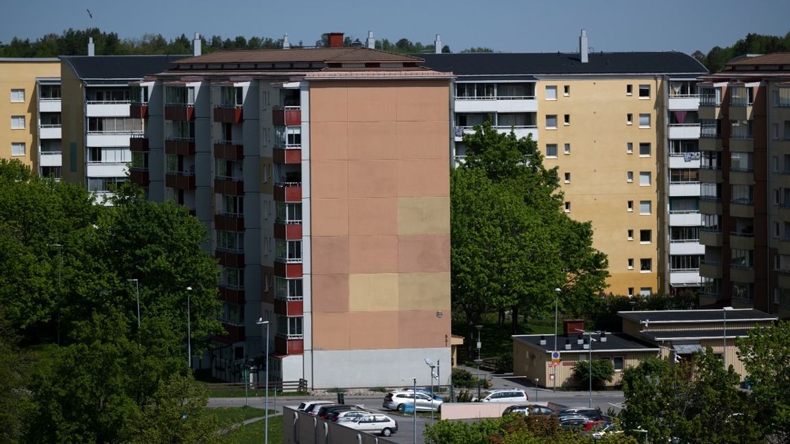 Målvakterna som används för att tvätta pengar åt ligor står ofta skrivna på hyresrätter i förorten. Foto: Henrik Montgomery/TT