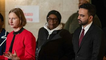 Cea Weaver (i rött) och Zohran Mamdani Foto: Michael Appleton/Mayoral Photography Office/AP