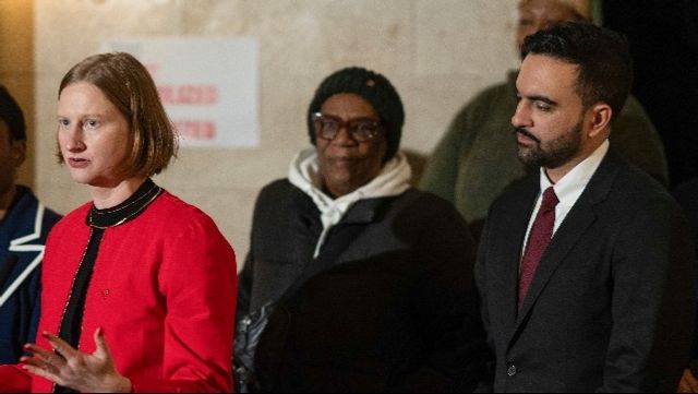 Cea Weaver (i rött) och Zohran Mamdani Foto: Michael Appleton/Mayoral Photography Office/AP