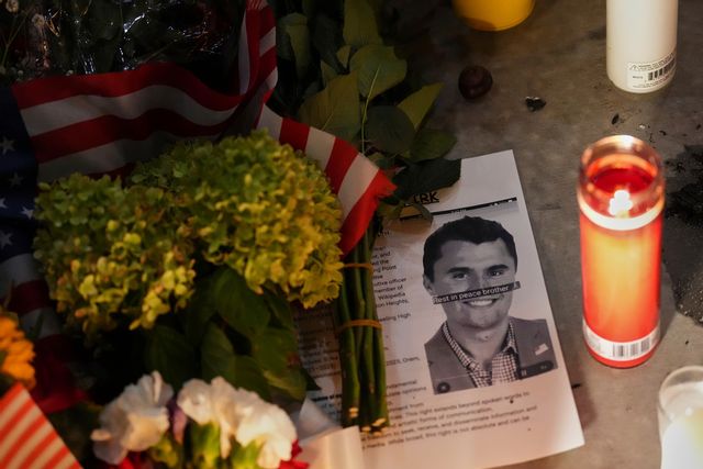Foto och tända ljus för mördade Charlie Kirk på en minnesplats i Utah. Foto: Lindsey Wasson/AP/TT