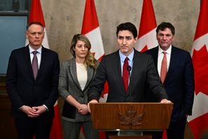 Kanadas premiärminister Justin Trudeau tillsammans med finansministern Dominic LeBlanc, till vänster, samt utrikesministern Melanie Joly och ministern för allmän säkerhet, David McGuinty. Bild från 1 februari. Justin Tang/AP/TT