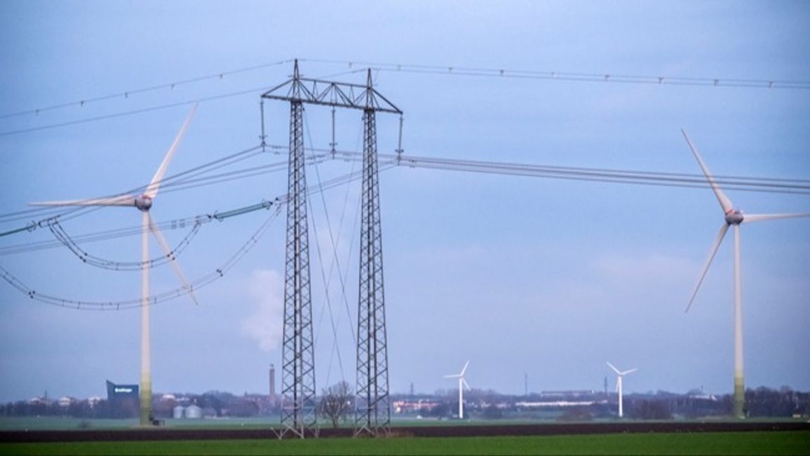 Vindkraftverk och kraftledningar i Sverige. Prisskillnaderna mellan elområdena beror på obalans mellan produktion och efterfrågan i olika delar av landet. Foto: Johan Nilsson/TT.