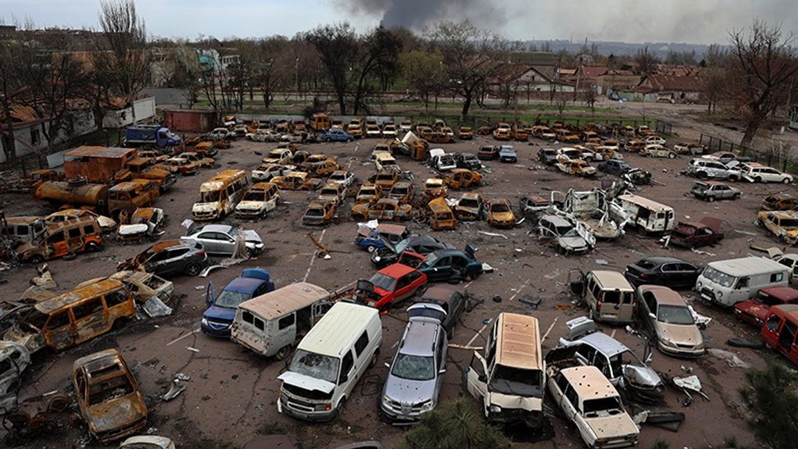 Förstörda bilar utanför stålverket i Mariupol. Foto: Alexei Alexandrov/AP/TT