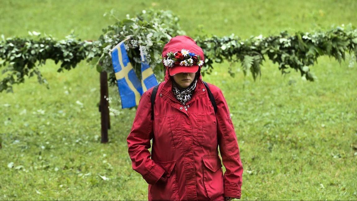 Regnställ eller shorts? Fortfarande oklart hur midsommarvädret blir. Arkivbild. Foto: Jonas Ekströmer/TT. 