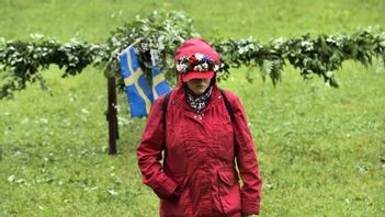 Regnställ eller shorts? Fortfarande oklart hur midsommarvädret blir. Arkivbild. Foto: Jonas Ekströmer/TT. 