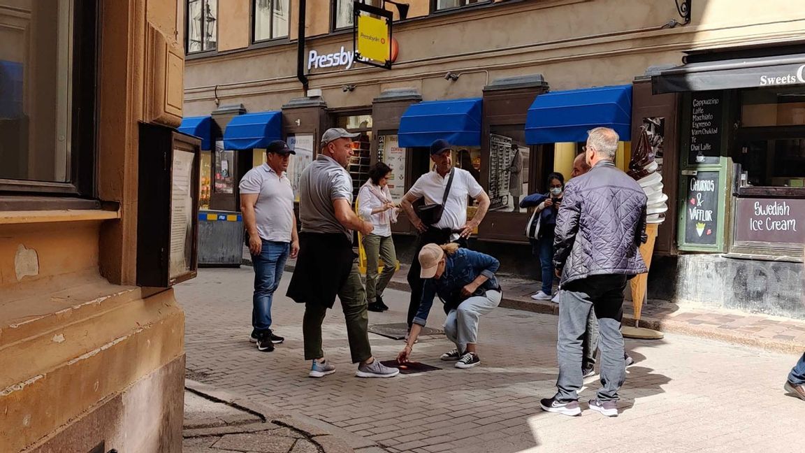 Bedrägeriet pågår på Västerlånggatan i Gamla stan i Stockholm under fredagseftermiddagen. Kvinnan på bilden är en del av själva lurendrejeriet. Foto: Tomas Hedlund